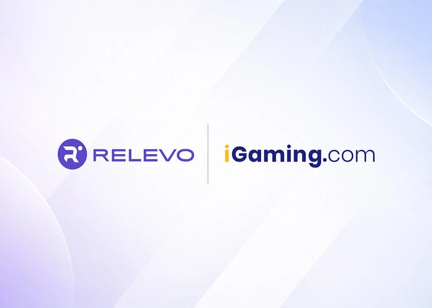 Logotipos de Relevo y iGaming.com sobre un fondo degradado en tonos morados