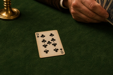 La última carta del reparto, volteada sobre la mesa para marcar el palo de triunfo en el whist.