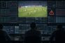 Analistas vigilan cuotas de apuestas y un partido de fútbol con una señal de alerta en pantalla