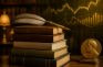 Libros antiguos, una pluma y una medalla con un perfil junto a un gráfico de cuotas