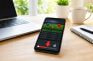Móvil con una app de apuestas que marca un límite en la apuesta máxima