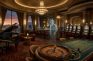 Fantasma con sombrero y traje junto a la barra de un casino clásico de Las Vegas