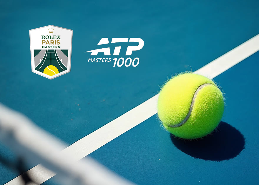 Pelota de tenis sobre pista dura azul con los logos del Rolex Paris Masters y ATP Masters 1000