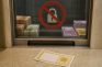 Cupón de lotería ante una ventanilla de cobro cerrada con billetes y señal de bloqueo