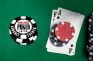 Ficha de WSOP Circuit, cartas y fichas de póker sobre un tapete verde