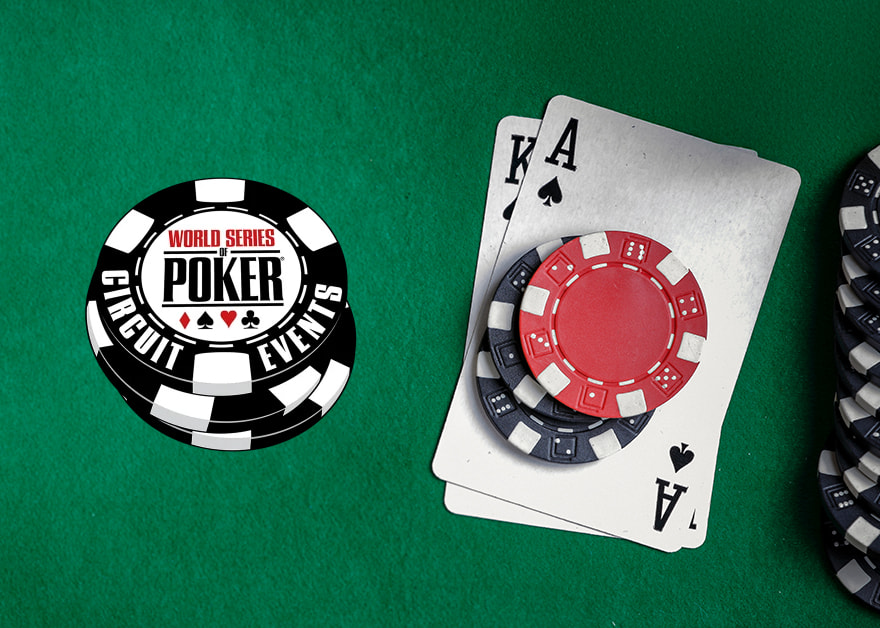 Ficha de WSOP Circuit, cartas y fichas de póker sobre un tapete verde