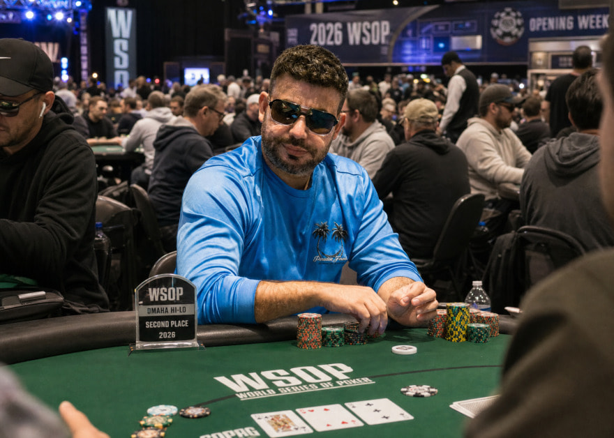 Dorian Ríos en la mesa de la WSOP 2026 junto al trofeo de segundo puesto del Omaha Hi-Lo